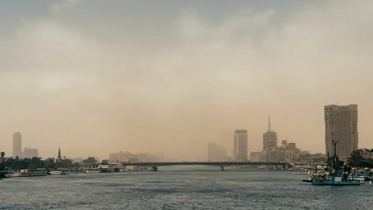 تحذيرات من الأرصاد بعد ارتفاع الحرارة إلى 38 درجة وشبورة تغطي الطرق